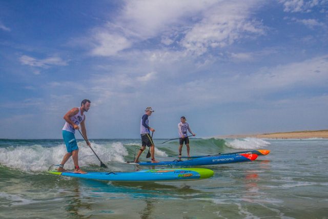 Connor Baxter, Titouan Puyo y Michael Booth. Hossegor Paddle Games