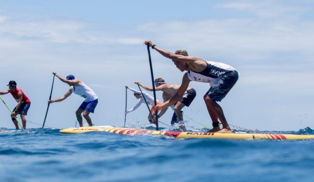 El competidor ISA y APP, Kai Lenny, compite en el Fiji ISA World SUP and Paddleboard Championship 2016. ISA y la APP