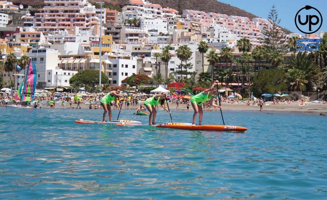 Chicas compitiendo sup race tenerife