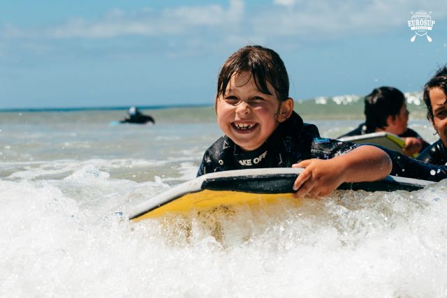 Niños jugando en el Euro SUP de Portugal