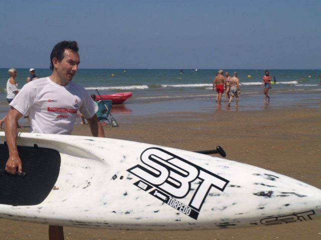 Paco llegando a meta Discover Huelva SUP Festival