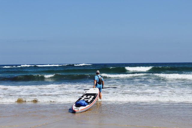 Antonio entrando al mar en la ¨Vuelta a la península ibérica en Paddle Surf¨