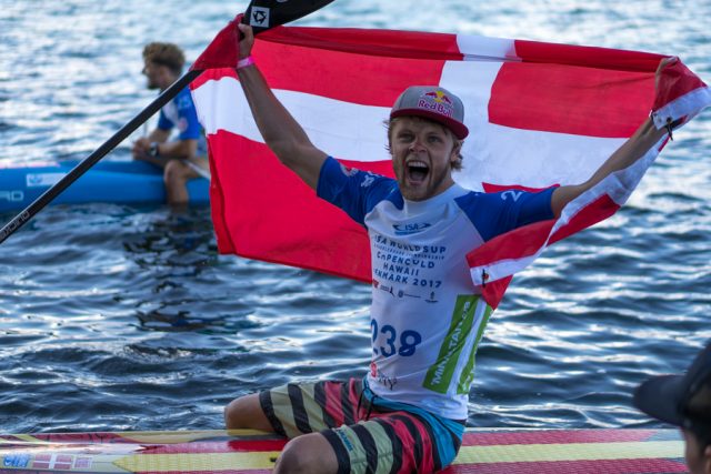 Casper muy emocionado por conseguir una medalla ISA en su país natal. Foto: Sean Evans. Copenhague