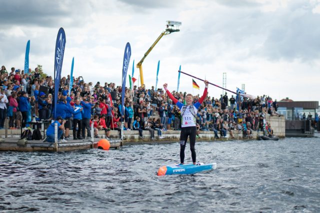 Bruno Hasulyo llegando a meta tras conseguir un gran triunfo a nivel personal. Foto: Sean Evans. Copenhague