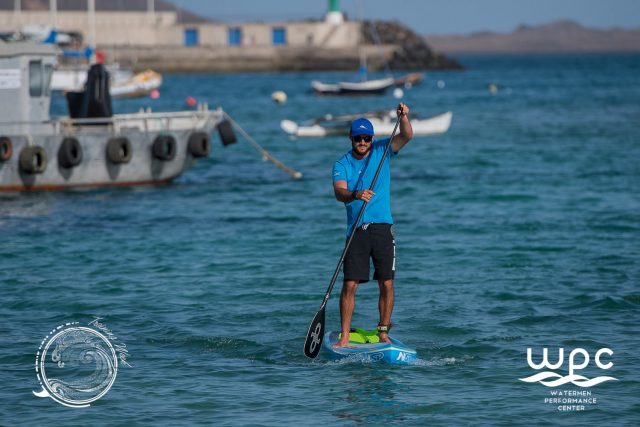 Clae práctica del profesor desde el agua. Clinics de Stand Up Paddle