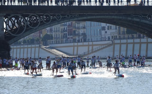 Gran panorámica de la salida del Sevilla SUP Festival