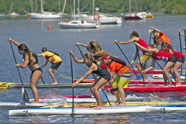 Larga distancia SUP Race. SUP RACE de la FESURFING