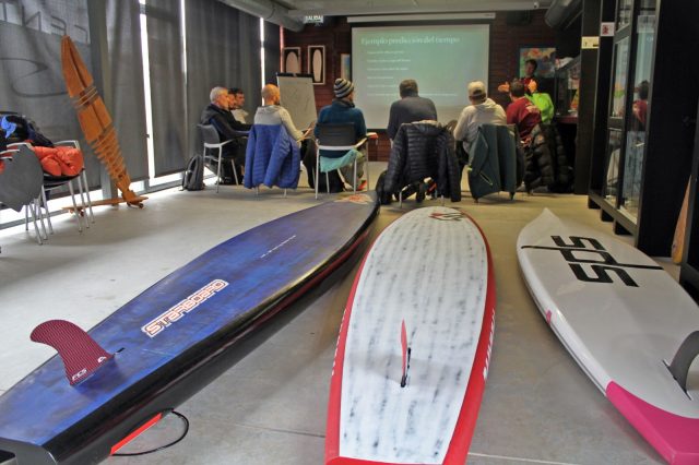 Ambiente del 1º curso de Oficiales de Carrera de SUP de la Federación Cántabra de Surf