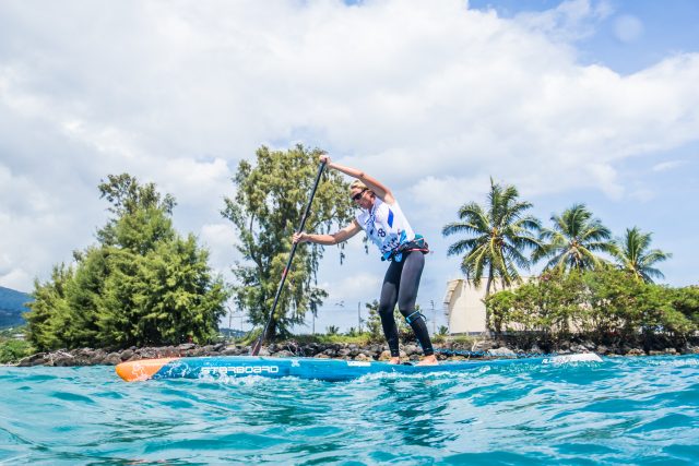 Sonni remando en solitario en el Air France Paddle Festival