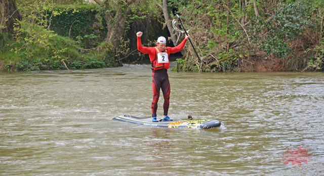 Kiko Vega llegando a meta. SPS Sella SUP River 2018