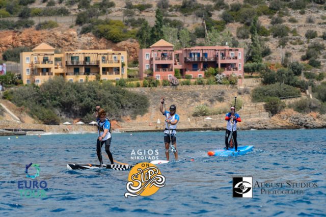 Tren perseguidor de carrera. Agios Nikolaos on SUP