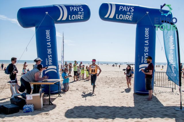 T. Puyó crossing the finish line in Vendee Gliss Event