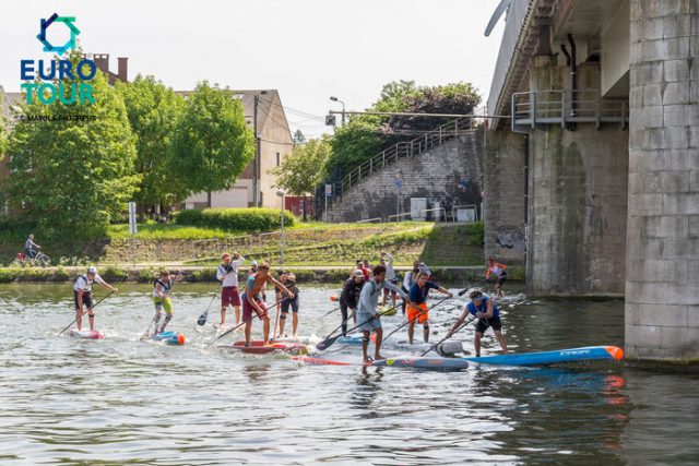 Cerca de los puentes en el Happy Summer Namur SUP Race