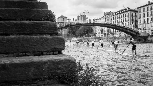 Riders llenando la ría de la ciudad. Bilbao World SUP Challenge