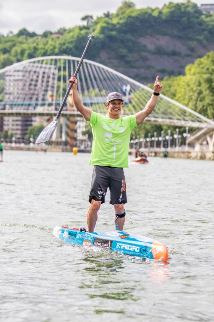 Booth llegando a la meta. Bilbao World SUP Challenge