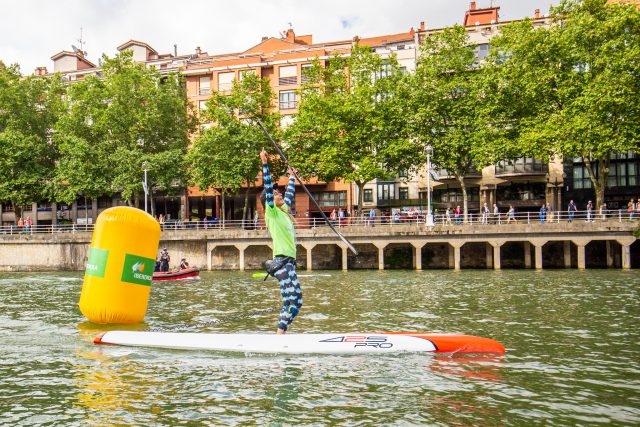 Olivia Piana llegando a meta. Bilbao World SUP Challenge