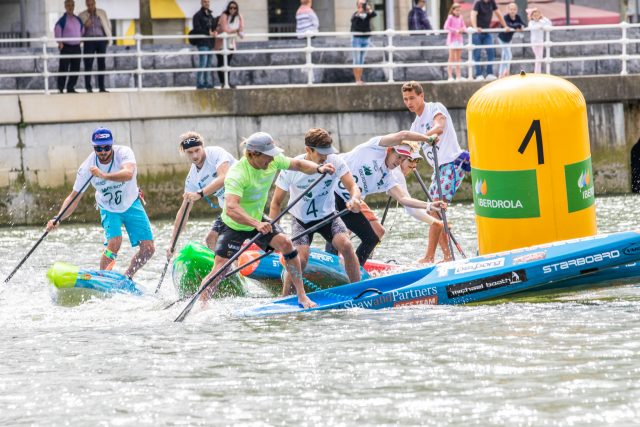 Acción en la primera boya. Bilbao World SUP Challenge