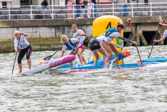 Las chicas rn su primera boya. Bilbao World SUP Challenge