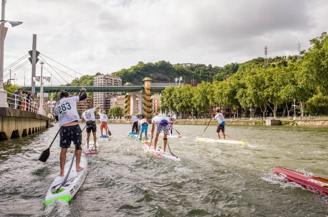 Grupos de competidores lleno hacia el museo. Bilbao World SUP Challenge