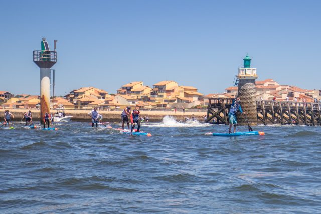 Riders saliendo del puerto dirección mar abierto. Hossegor Paddle Games 2018