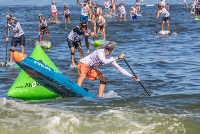 Connor Baxter liderando por momentos la Beach Race. Hossegor Paddle Games 2018