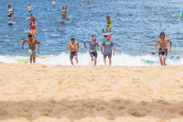 Los chicos corriendo a por las botellas. Hossegor Paddle Games 2018