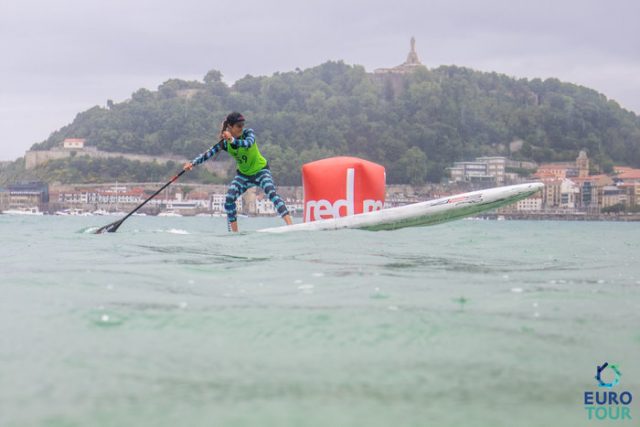 Olivia Piana cerca de la meta. San Sebastian Paddle Tour