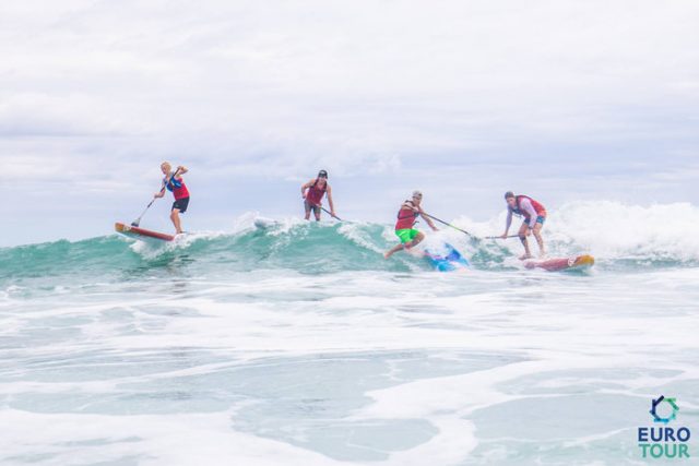 Mucha acción en las olas. San Sebastian Paddle Tour