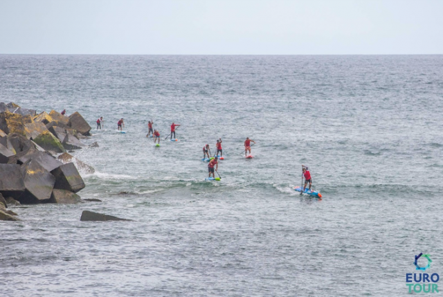 Riders entrando en el río Urumea. San Sebastian Paddle Tour