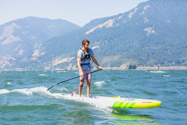 Rider apovechando la ola. Gorge Paddle Challenge 2018