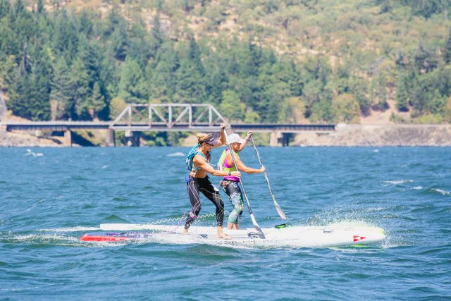 Las chicas disfrutando y luchando en el Gorge Paddle Challenge 2018