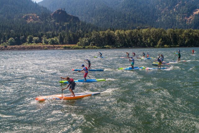 Imagen de los riders buscando las olas. Gorge Paddle Challenge 2018