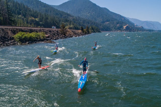 Los riders sobre las lineas de bumps. Gorge Paddle Challenge 2018