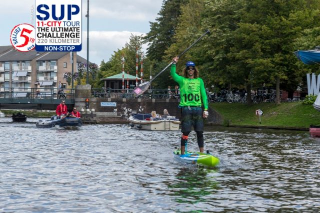 Miquel llegando a meta del SUP11 City Tour NON-Stop 2018 