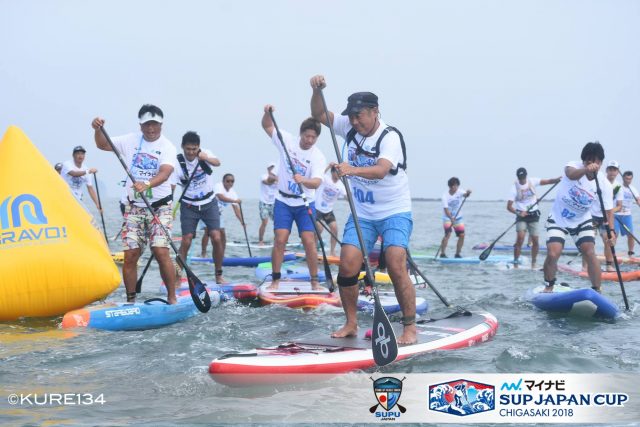 Muchos participantes disfrutando SUP Japan CUP