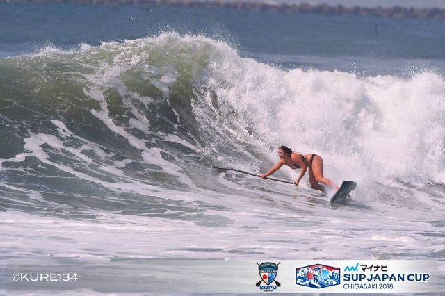 Fiona surfeando SUP Japan CUP