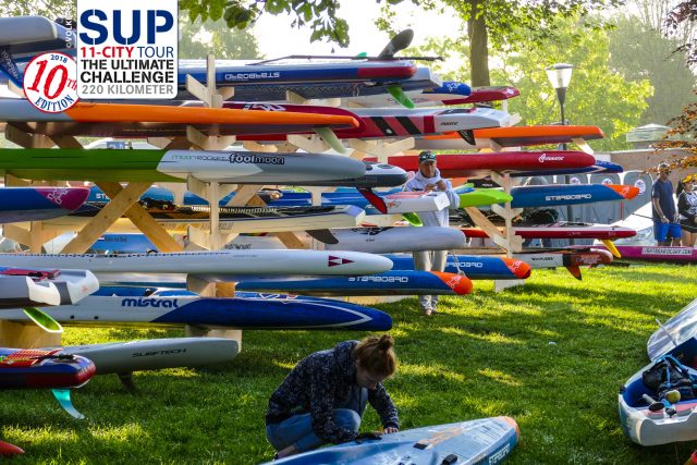 Tablas esperando en el 1ºer día del SUP11 City Tour 2018