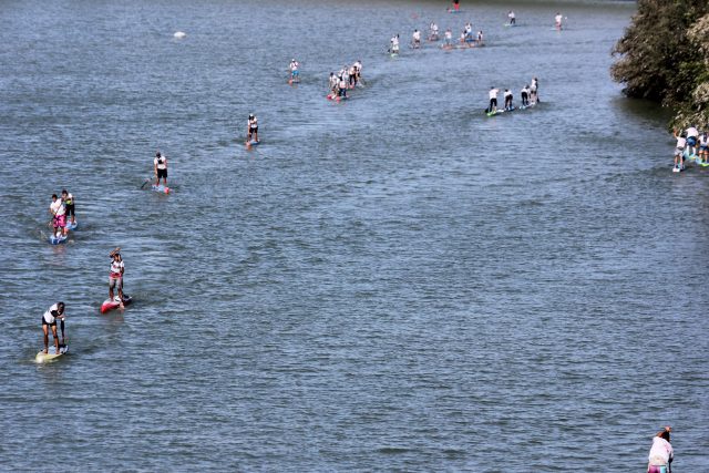 Muchos competidores en la larga distancia. 2º edición del Sevilla SUP Festival