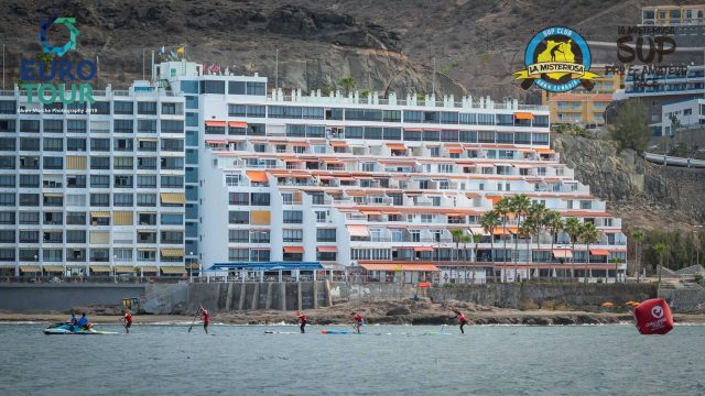 Panorámica con los riders en La Misteriosa SUP Race Arguineguin