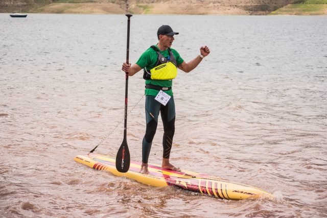 Competidor festejando su llegada Iznájar SUP Lago de Andalucía