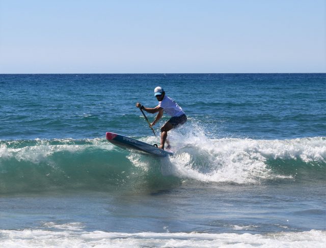 Surfeando olas en el Cabo del Gata SUP Festival