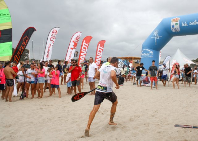 Competidores llegando a meta. Discover Huelva SUP Festival