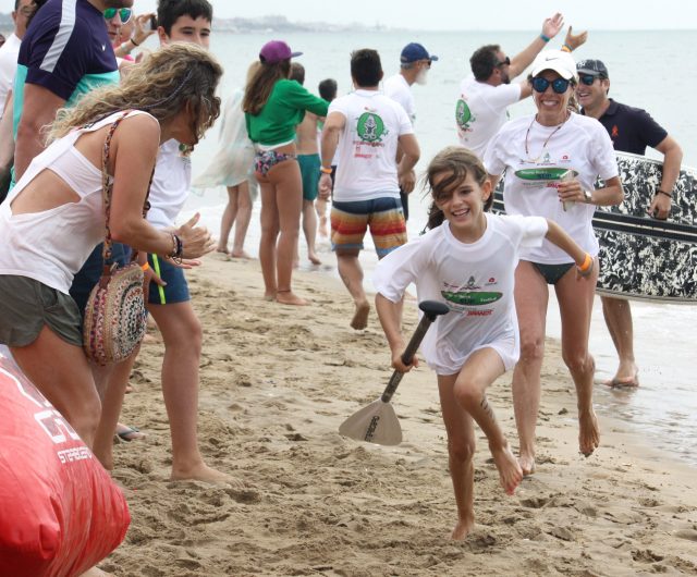 Llegar a meta de los peques en el Discover Huelva SUP Festival