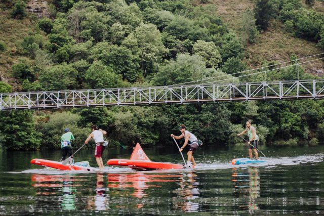 Riders girando boya en el WaterWayRace SUP