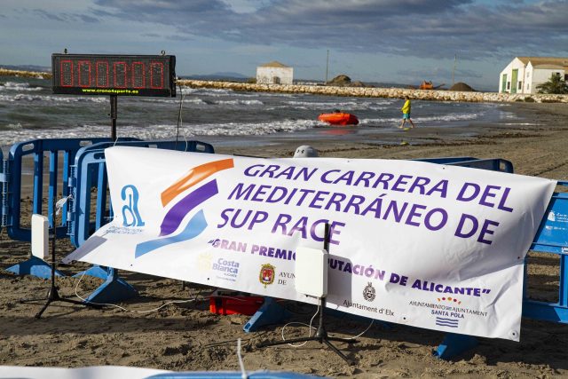Llegada a meta de la Gran Carrera del Mediterráneo SUP Race