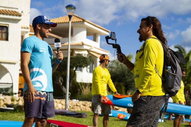 Up Suping haciendo entrevistas en la Gran Carrera del Mediterráneo SUP Race