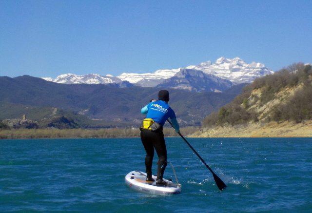 Montañas nevadas en el Pirineos SUP Festival 