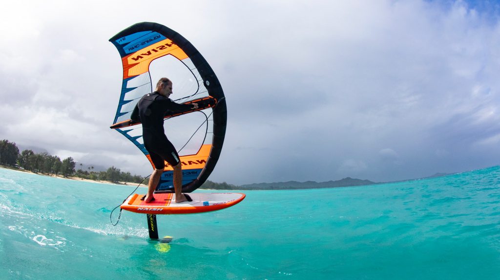 Wing Surfer volando en el agua