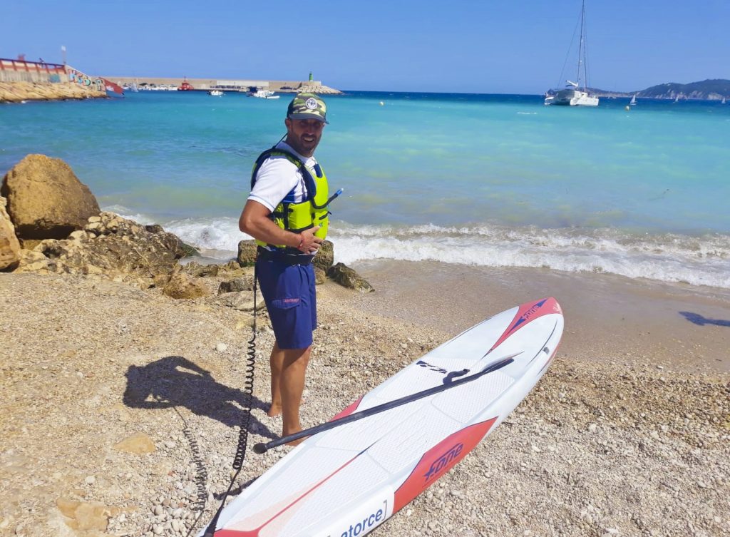 Diferentes elementos antes de salir a remar. Club Surf Dénia . Paddle Surf