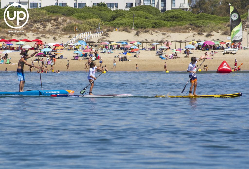 Los más peques disfrutando del Discover Huelva SUP Festival